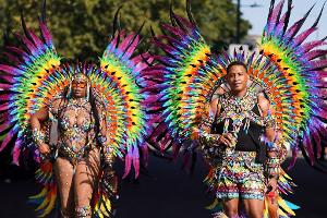 Beim Notting Hill Carnival gibt es bunte Kostüme, viel nackte Haut und karibische Rhythmen.