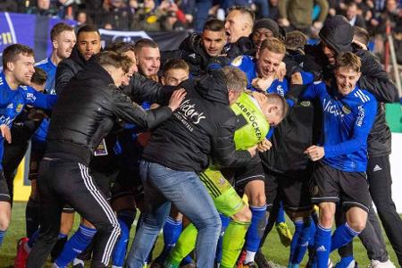 Viertligist marschiert bis ins Halbfinale - In der Saison 2019/2020 arbeitet sich der 1. FC Saarbrücken bis ins Viertelfinale vor, schlägt dort den Bundesligisten Fortuna Düsseldorf mit 8:7 in einem verrückten Krimi vom Punkt. Keeper Daniel Batz hält drei Elfmeter, nachdem er im Spiel schon einen Strafstoß entschärft hatte und sorgt für den historischen Einzug eines Viertligisten ins Halbfinale. Dort ist gegen Leverkusen Schluss.