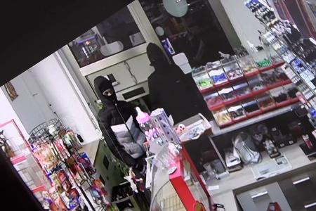 Der Kioskbesitzer sperrte die zwei mit einem Messer bewaffneten Räuber ein. Der Kioskbesitzer sperrte die zwei mit einem Messer bewaffneten Räuber ein.