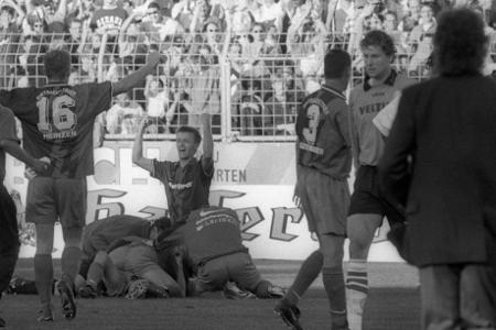 Aus für den UEFA-Cup- und den Champions-League-Sieger - In der zweiten Runde kann Pokalschreck Eintracht Trier 1997 einen Sensationserfolg gegen Schalke 04 einfahren. Für den Treffer des Tages gegen die 'Euro-Fighter' sorgt Rudolf Thömmes in der 76. Minute. Nach dem Sieg über den UEFA-Cup-Gewinner bezwingen die Trierer anschließend auch den amtierenden Champions-League-Sieger Borussia Dortmund im Achtelfinale mit 2:1. Erst im Halbfinale ist Schluss.