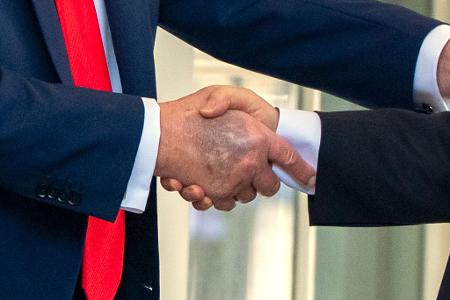 Zu sehen beim Händedruck mit dem südkoreanischen Präsidenten Lee: ein Bluterguss auf Trumps rechter Hand. Zu sehen beim Händedruck mit dem südkoreanischen Präsidenten Lee: ein Bluterguss auf Trumps rechter Hand.