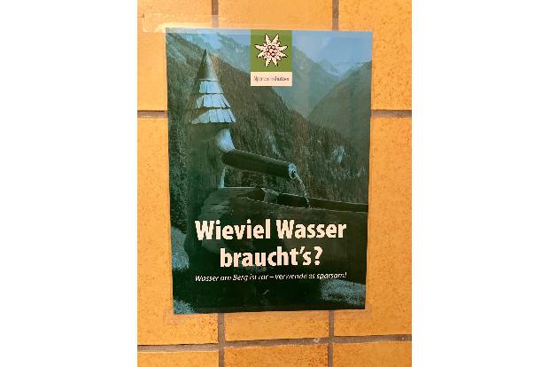 Ein Schild weist auf den Wassermangel in der Hütte hin
