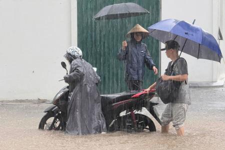 In Hanoi standen viele Straßen unter Wasser.