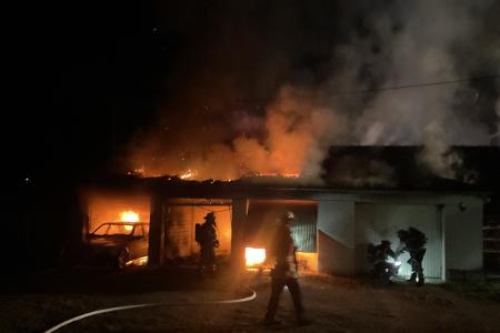 Die Flammen hatten bereits auf weitere Garagen übergegriffen Die Flammen hatten bereits auf weitere Garagen übergegriffen
