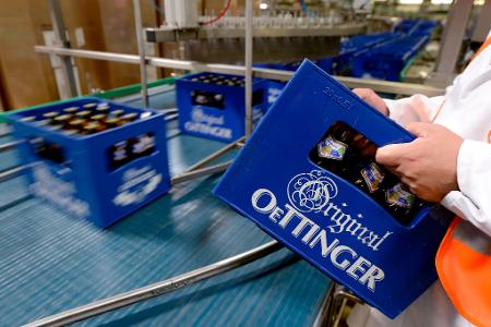 Produktion in der Oettinger Brauerei in Braunschweig. Derzeit ruht die Produktion wegen eines Warnstreiks. (Archivbild) Produktion in der Oettinger Brauerei in Braunschweig. Derzeit ruht die Produktion wegen eines Warnstreiks. (Archivbild)