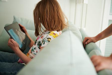 Dass Kinder so viel am Tablet oder Smartphone hängen, macht vielen Eltern große Sorgen. (Symbolbild) Dass Kinder so viel am Tablet oder Smartphone hängen, macht vielen Eltern große Sorgen. (Symbolbild)