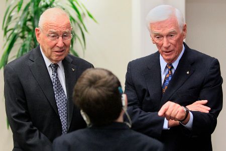 Jim Lovell mit zwei weiteren Männern