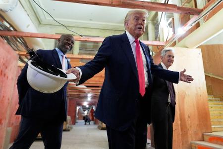 US-Präsident Trump bei einem Besuch der Fed - seit Monaten attackiert er die US-Notenbank.
