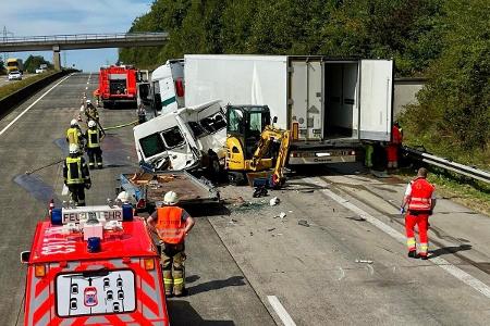 Unfall zwischen einem LKW und einem Transporter am Montagmittag auf der A3 Unfall zwischen einem LKW und einem Transporter am Montagmittag auf der A3
