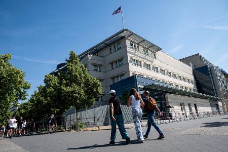 Die US-amerikanische Botschaft in Berlin lobt das mutige Eingreifen des 20 Jahre alten US-Bürgers. Laut Polizei soll er eingeschritten sein, als zwei Männer junge Frauen belästigten. Daraufhin wurde der 20-Jährige mit einem Messer angegriffen. (Archivbild) Die US-amerikanische Botschaft in Berlin lobt das mutige Eingreifen des 20 Jahre alten US-Bürgers. Laut Polizei soll er eingeschritten sein, als zwei Männer junge Frauen belästigten. Daraufhin wurde der 20-Jährige mit einem Messer angegriffen. (Archivbild)