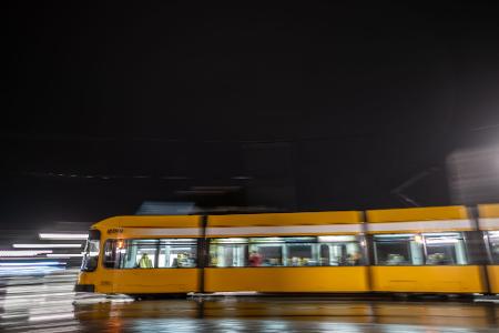 Im Fall der Messerattacke in einer Dresdner Straßenbahn befindet sich einer der beiden Tatverdächtigen in Untersuchungshaft (Symbolbild) Im Fall der Messerattacke in einer Dresdner Straßenbahn befindet sich einer der beiden Tatverdächtigen in Untersuchungshaft (Symbolbild)
