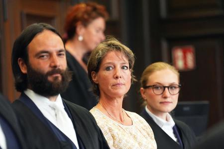 Christina Block will erst einmal von ihrem Schweigerecht Gebrauch machen. Christina Block will erst einmal von ihrem Schweigerecht Gebrauch machen.