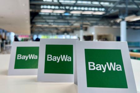 Tischaufsteller bei der Baywa-Hauptversammlung in München. Ein Jahr nach der Fast-Pleite des Traditionsunternehmens hat sich die Staatsanwaltschaft mit einem Ermittlungsverfahren eingeschaltet. (Symbolbild) 