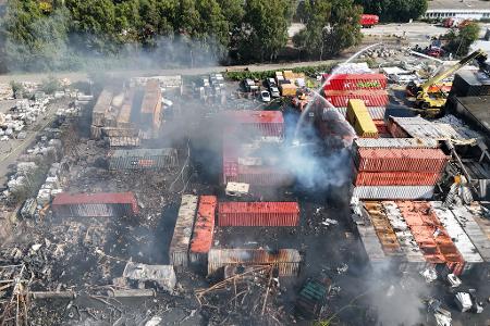 Brandbekämpfung an mehreren Stellen gleichzeitig - der Großbrand im Hamburger Hafen hat rund 320 Einsatzkräfte beschäftigt. Brandbekämpfung an mehreren Stellen gleichzeitig - der Großbrand im Hamburger Hafen hat rund 320 Einsatzkräfte beschäftigt.