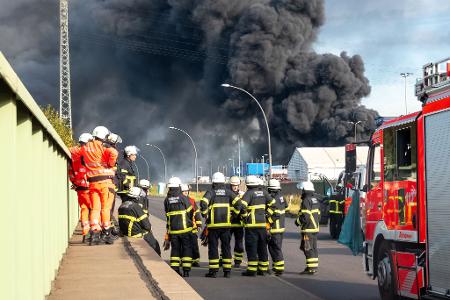 Die Rauchwolke war weithin zu sehen mehr als 20 Stunden nach Ausbruch des Feuers waren die Brandgase in der Stadt zu riechen.