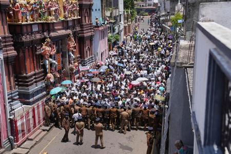Anhänger des verhafteten ehemaligen Präsidenten Ranil Wickremesinghe demonstrieren in Colombo.