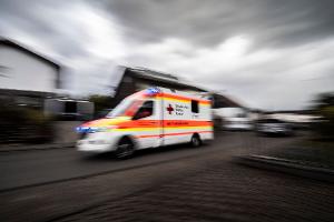 Bei einem Schlaganfall zählt jede Sekunde. Beim Rufen des Rettungswagens sollte man seinen Verdacht bereits äußern. 