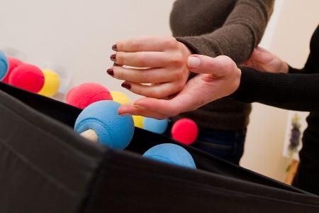 Damit sich Einschränkungen nach einem Schlaganfall bessern, kommt unter anderem Ergotherapie zum Einsatz. 