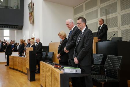 Gedenken im Landtag in Saarbrücken. Die saarländische Landesregierung hatte zu einer Schweigeminute für den in Völklingen im Dienst getöteten Polizisten aufgerufen.