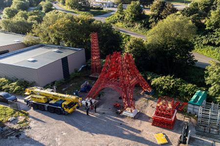 Das Oberteil und das untere Element des Eiffelturm-Nachbaus wurden mit einem Kran aufeinandergesetzt.