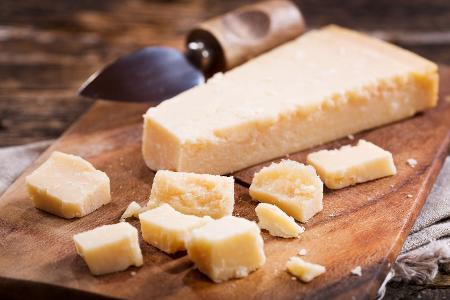 Parmesan am Stück