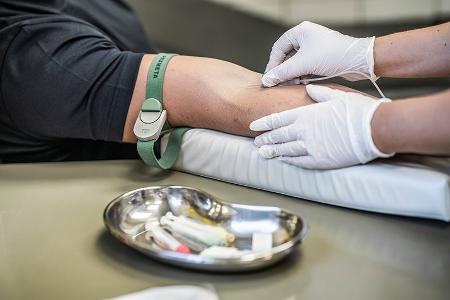 Bundespolizei nimmt Frau in Gewahrsam, die zuvor einem Mann eine Schnapsflasche an den Kopf warf