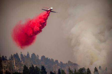 Ein Flugzeug wirft Löschmittel auf das Garnet Fire in Kalifornien ab.
