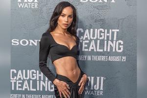 Schlicht, schwarz, schön: Zoë Kravitz zeigt ihre Bauchmuskeln