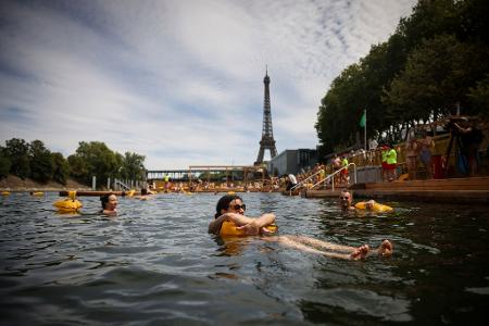 Rund 100.000 Menschen haben die neuen Freibäder in der Seine in Paris genutzt (Archivbild). Rund 100.000 Menschen haben die neuen Freibäder in der Seine in Paris genutzt (Archivbild).
