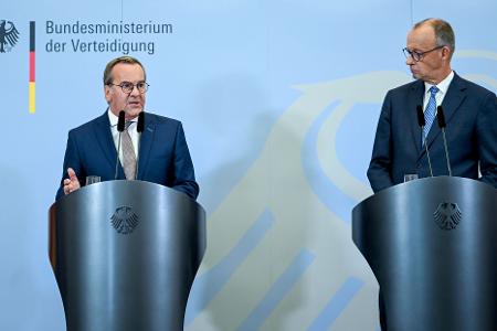 Pistorius und Merz bei ihrer Pressekonferenz nach der Kabinettssitzung im Bendlerblock.