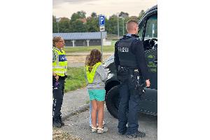"Blitz für Kids" in Erbach. Schülerinnen und Schüler verteilten 15 gelbe und 5 grüne Karten an die Fahrerinnen und Fahrer.