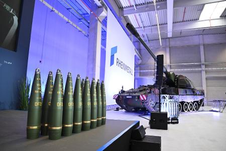 155-Millimeter-Munition vor einer Panzerhaubitze 2000, mit der solche Geschosse verschossen werden.