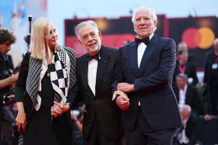 Lena Herzog (l-r), Francis Ford Coppola und Werner Herzog auf dem roten Teppich. 
