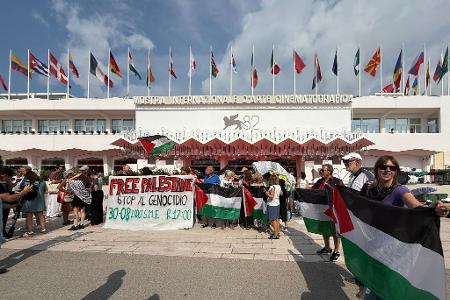 Propalästinensische Demonstranten vor dem Palazzo del Cinema.