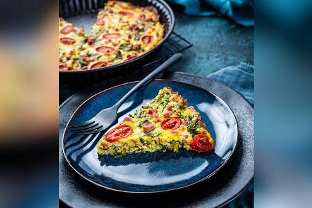 Goldene Frittata mit Tomaten und Spinat