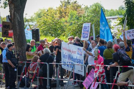 Rund 250 Gegnerinnen und Gegner der Verlängerung protestierten gegen die Inbetriebnahme. 