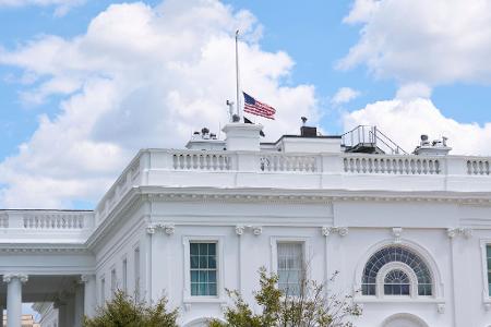 Die Flagge am Weißen Haus ist auf halbmast gesenkt. Die Flagge am Weißen Haus ist auf halbmast gesenkt.