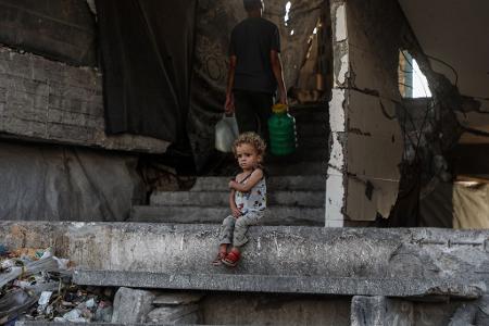 Ein vertriebenes palästinensisches Kind in einer Schutz-Unterkunft im Südwesten von Gaza Stadt.