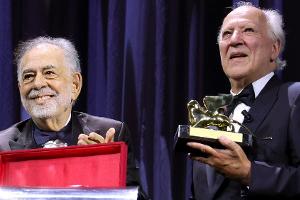 Venedig: Francis Ford Coppola überreicht Werner Herzog Ehrenlöwen