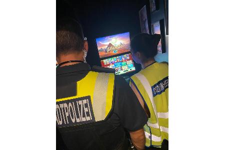 Kreis Groß-Gerau: Rund 200 Einsatzkräfte kontrollieren Spielhallen, Gaststätten, Kioske und Shisha-Bars. Kreis Groß-Gerau: Rund 200 Einsatzkräfte kontrollieren Spielhallen, Gaststätten, Kioske und Shisha-Bars.