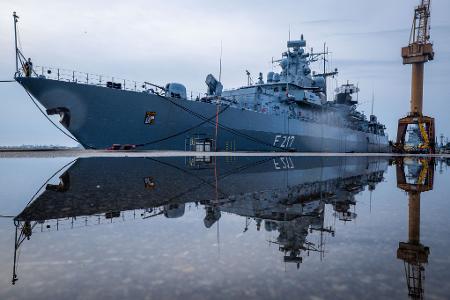 Die U-Boot-Jagdfregatte "Bayern" liegt vor einer Übungsfahrt auf der Ostsee am Kai im Marinearsenal. 