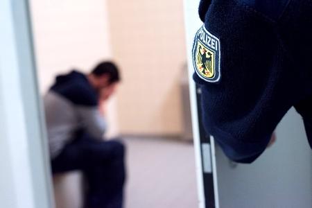 Die Rosenheimer Bundespolizei hat an der A93 einen Rumänen festgenommen, der eine Restfreiheitsstrafe von 195 Tagen zu verbüßen hat.