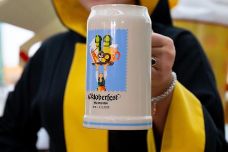 Der Krug soll in diesem Jahr eine Hommage an die Wiesn-Bedienungen sein. 