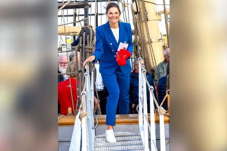 Kronprinzessin Victoria strahlt im maritimen Look Kronprinzessin Victoria strahlt im maritimen Look