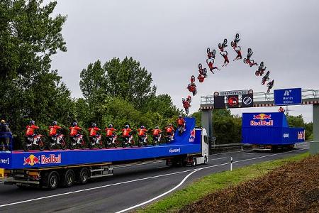 Luc Ackermann Motorrad Stunt Backflip Lkw Luc Ackermann Motorrad Stunt Backflip Lkw