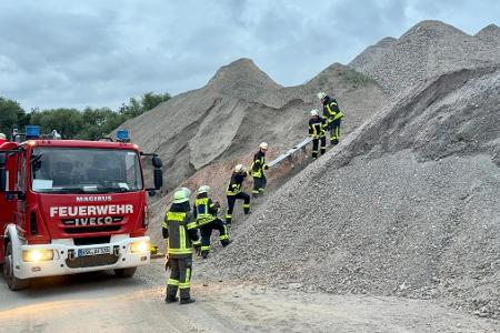 Löschzug Neheim trainiert Rettung mehrerer vermisster Personen - Drohnentechnik unterstützt Übung auf Firmengelände Löschzug Neheim trainiert Rettung mehrerer vermisster Personen - Drohnentechnik unterstützt Übung auf Firmengelände