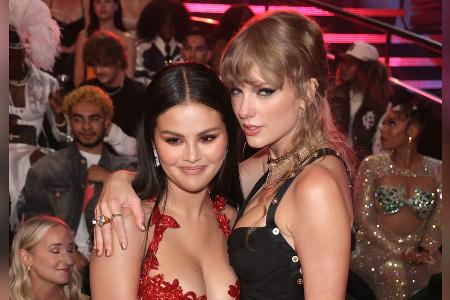 Die Wetten laufen: Wer wird Taylor Swifts Trauzeugin? Die Wetten laufen: Wer wird Taylor Swifts Trauzeugin?