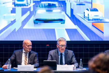 VDA-Geschäftsführer Jürgen Mindel (rechts) und der Rechtsanwalt Christian Vorländer (links) als Vertreter der Messe MÜnchen präsentieren das Konzept der bevorstehenden Automesse IAA. Die bedrängten deutschen Hersteller wollen ein VDA-Geschäftsführer Jürgen Mindel (rechts) und der Rechtsanwalt Christian Vorländer (links) als Vertreter der Messe MÜnchen präsentieren das Konzept der bevorstehenden Automesse IAA. Die bedrängten deutschen Hersteller wollen ein