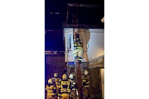 Katzenrettung Hauptstraße - Bildquelle Feuerwehr Herdecke&#8232;&#8232;. Die beigefügten Fotos dürfen nur in Zusammenhang mit dem unmittelbaren Einsatzereignis verwendet werden. Für andere Berichterstattungen ist die Zustimmung der Pressestelle FFH einzuholen.
