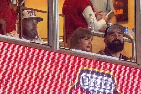 Taylor Swift und Travis Kelce: Erster Auftritt als verlobtes Paar Taylor Swift und Travis Kelce: Erster Auftritt als verlobtes Paar